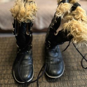 Sorel Women’s snow boots in excellent condition size 9